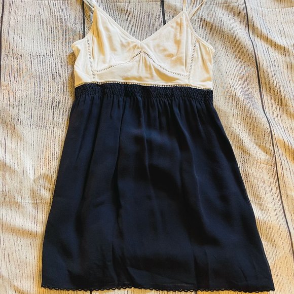 Theory Tops - Theory Sellinda Georgette V Neck Top in White & Navy Size S NWT!